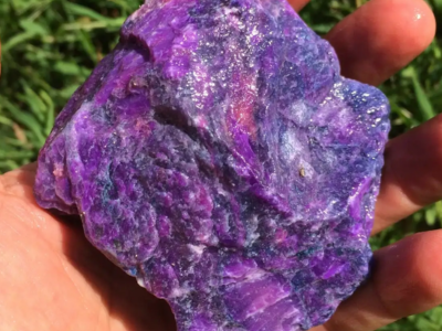 Sugilite vs. Other Purple Gemstones: Amethyst, Tanzanite, and Charoite