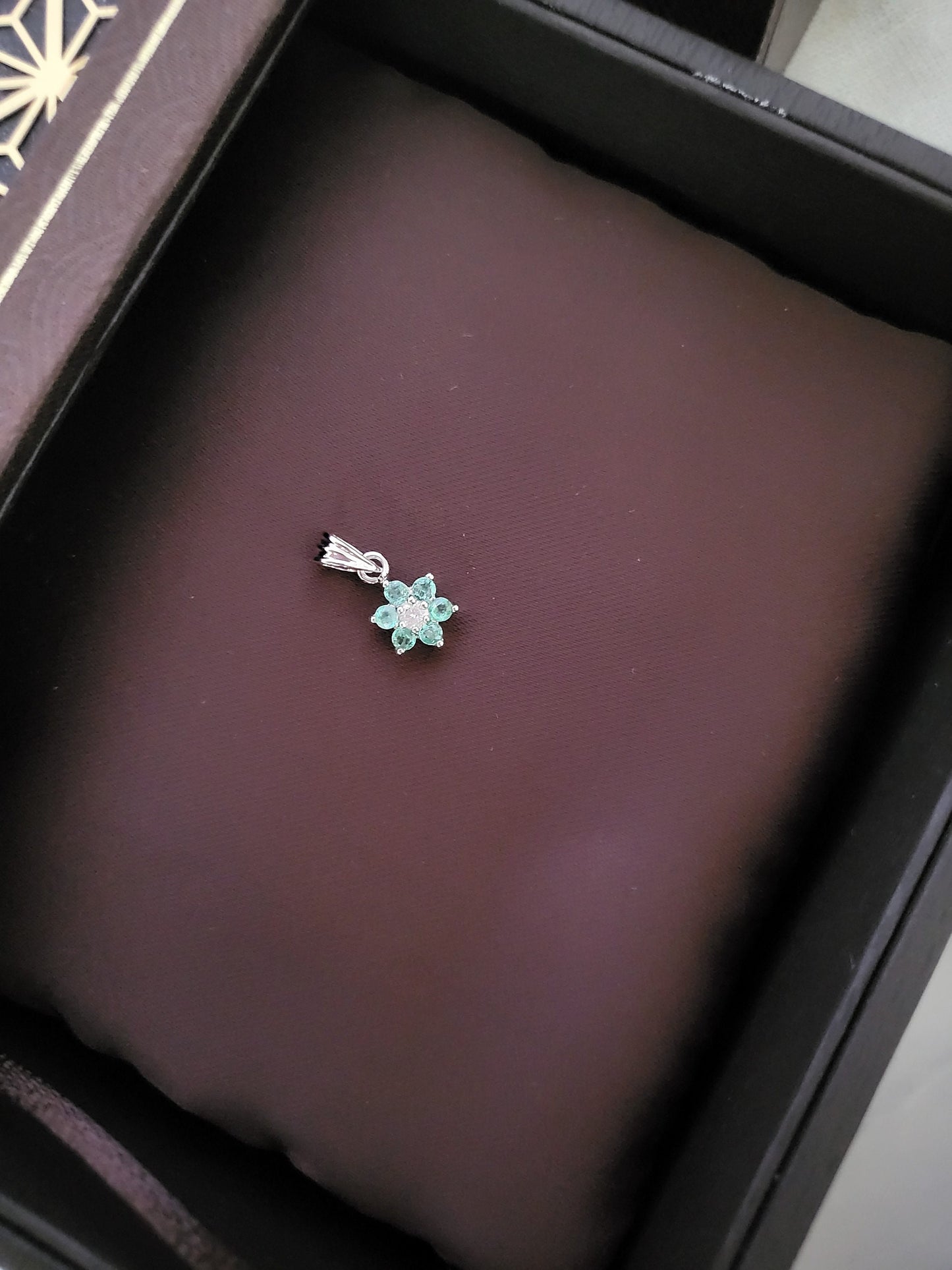 Natural Emerald 9K Solid White Gold with Diamond Translucent Dainty Flower Star Shape Authentic Pendant