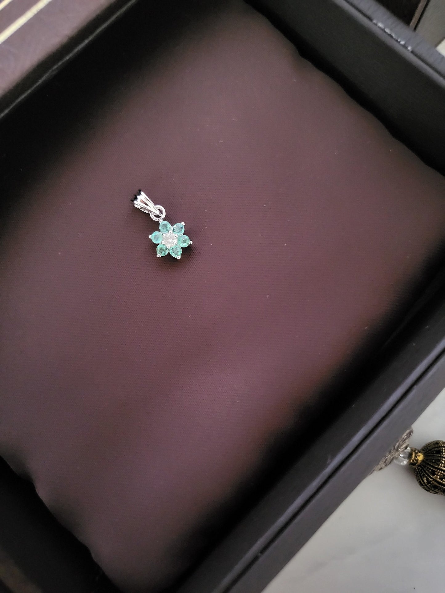 Natural Emerald 9K Solid White Gold with Diamond Translucent Dainty Flower Star Shape Authentic Pendant